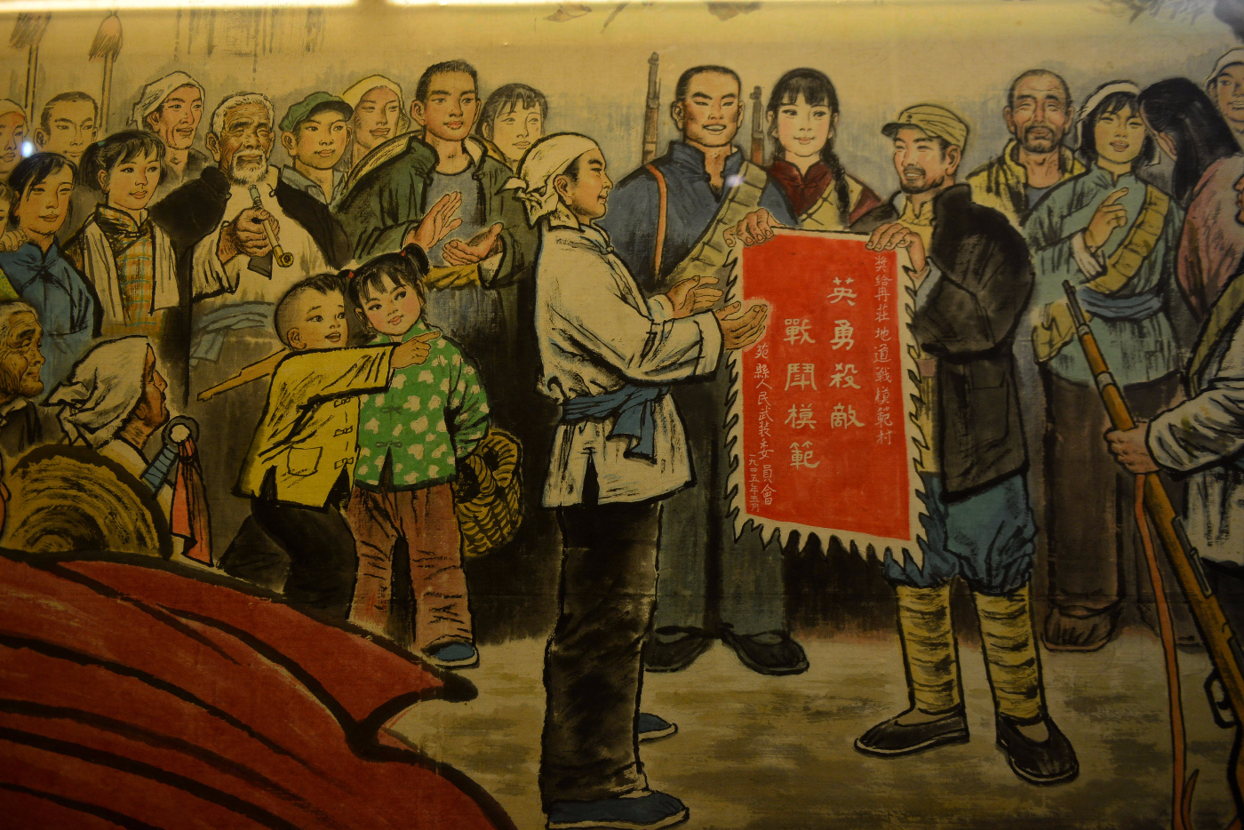 "三通"就是高房相通,地道相通,堡垒相通;"三交叉"就是明枪眼与暗枪眼