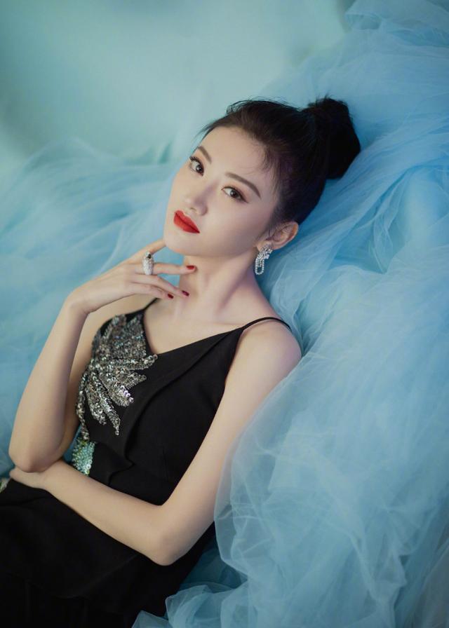 景甜亮相cosmo时尚美丽盛典,黑色飘飘长裙优雅迷人,别具韵味