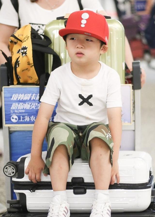 冉莹颖一身粉嫩出行,轩轩长高了!肉肉的和小时候一样可爱