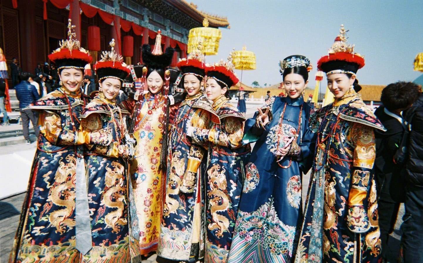 胡可晒如懿传花絮照娘娘们一起吃零食相处融洽小鱼儿超萌抢镜