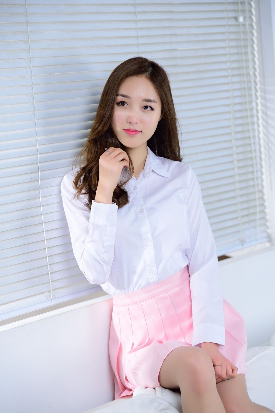 公司里一个素雅文静的白皙工作女郎