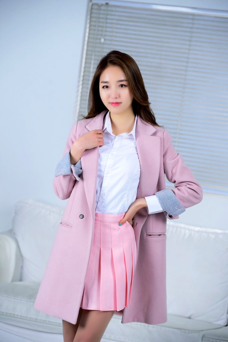 镜头下的一个长发飘逸清新优雅女白领