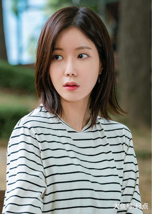 26岁的赵宇丽完全不是伪女神,所属的经纪公司公开她童年照,可见她由