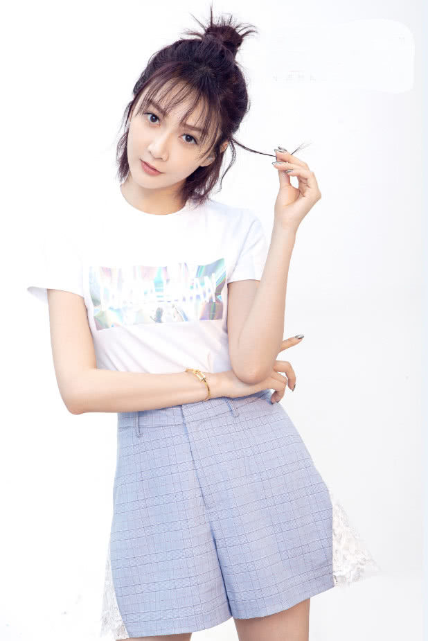 穿背带裤的潘之琳美得无死角,身材越瘦的人,穿搭才越美!