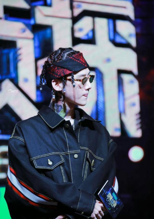 白敬亭吐舌合集一大波女粉被暴击网友第三张直接就昏厥了