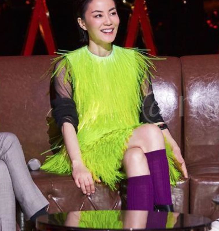 王菲穿着被吐槽像毛毛虫,何炅却没忍住笑了出