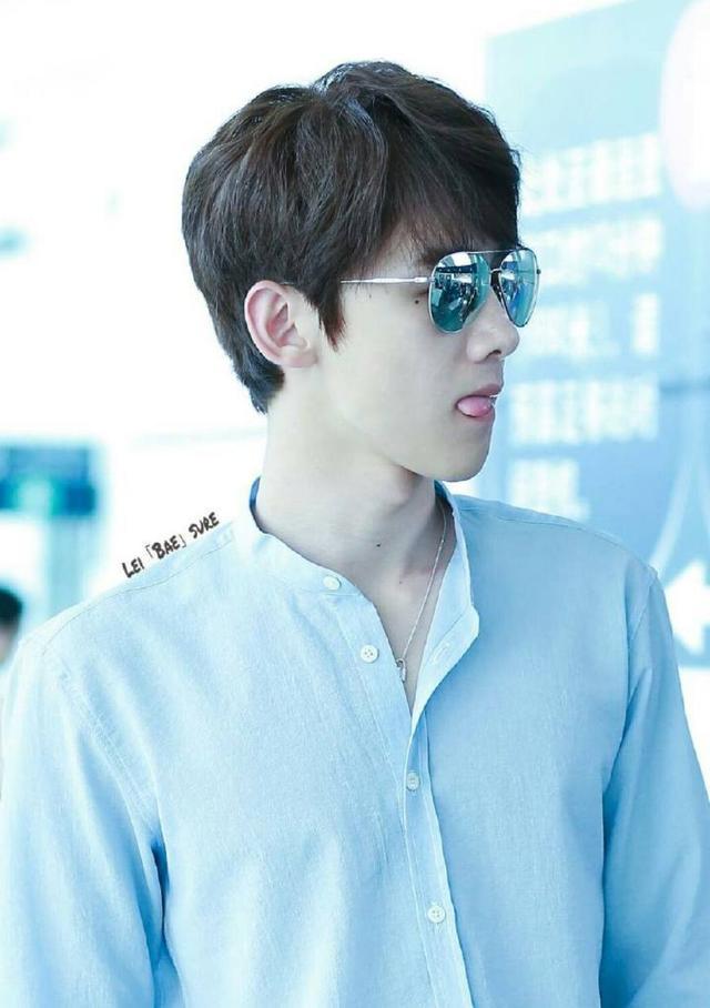 白敬亭吐舌合集一大波女粉被暴击网友第三张直接就昏厥了