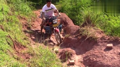 农村小伙开摩托车到这种山路, 太难走了一般人