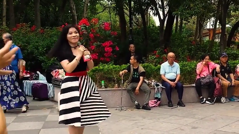 难得一听!街头艺人翻唱抖音神曲《拥抱你离去