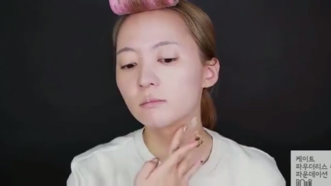 老外看中国美女化妆术视频,模仿变身后更魔性