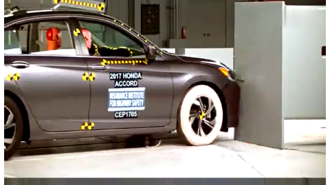 德系日系谁安全 看完帕萨特和雅阁的碰撞测试