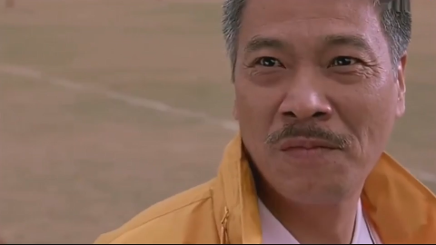 看到对方叼起雪茄 达叔毫不示弱的拿出的香肠 在气势上不落下风