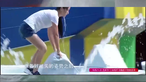 美女闯关落水镜头足足被回放了3次这就很尴尬了