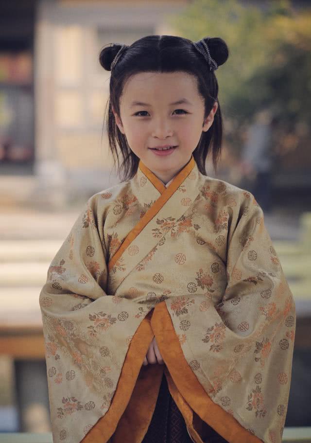 记得《芈月传》里可爱的小嬴稷吗?出道5年丝毫未变笑容依旧可爱!