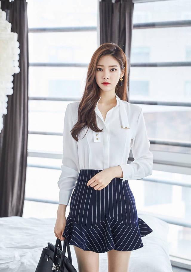条纹短裙搭配白色衬衣, 让你在职场犹如金蝉脱壳, 步步高升
