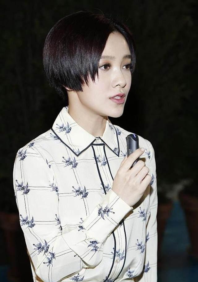 郭采洁真敢穿,民族风外套搭配条纹裤,网友:除了她没人能驾驭!