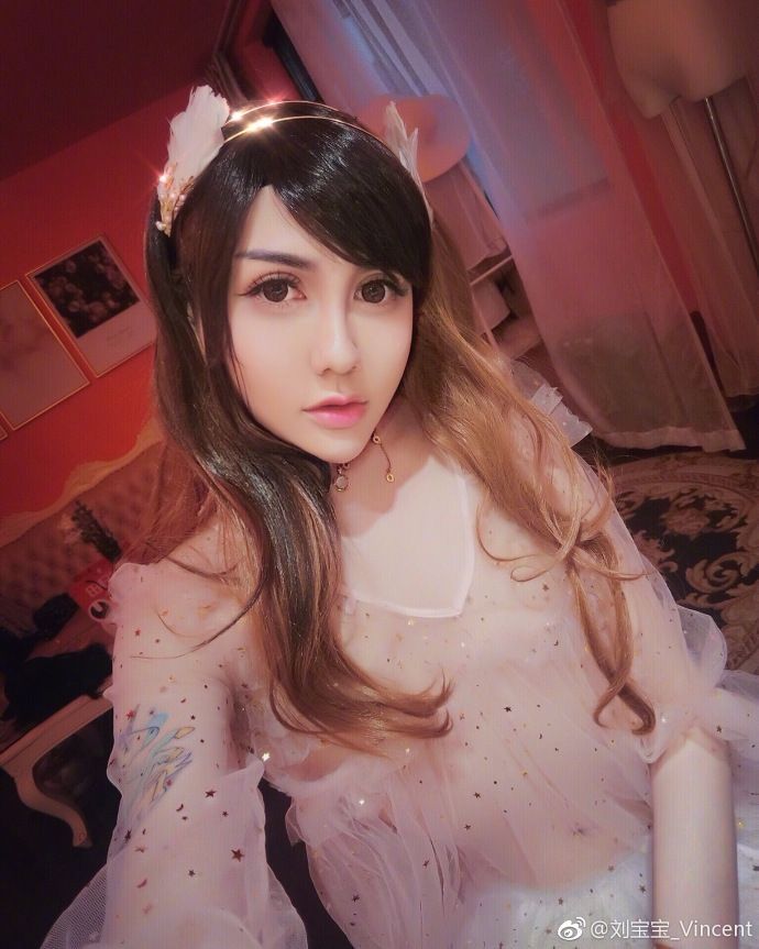 过气网红刘梓晨画风突变成女装大姥,有点莫名好看