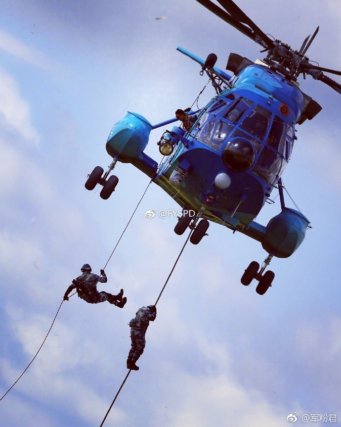 空军空降兵军某空中突击旅敌后营救演练剪影