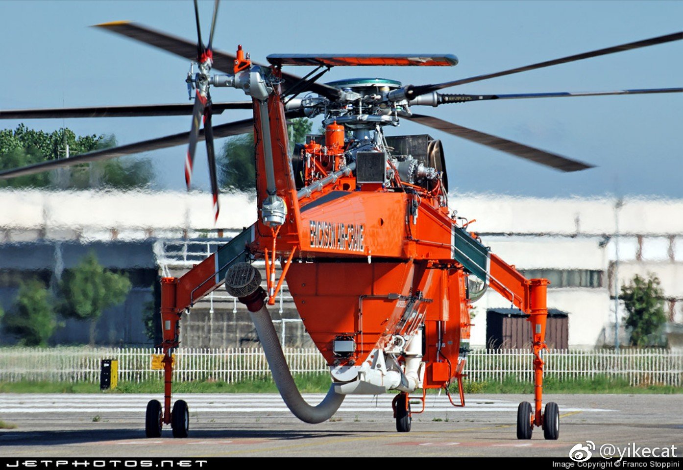 西科斯基s-64被设计为起重直升机原型西科斯基s-60的放大版本.