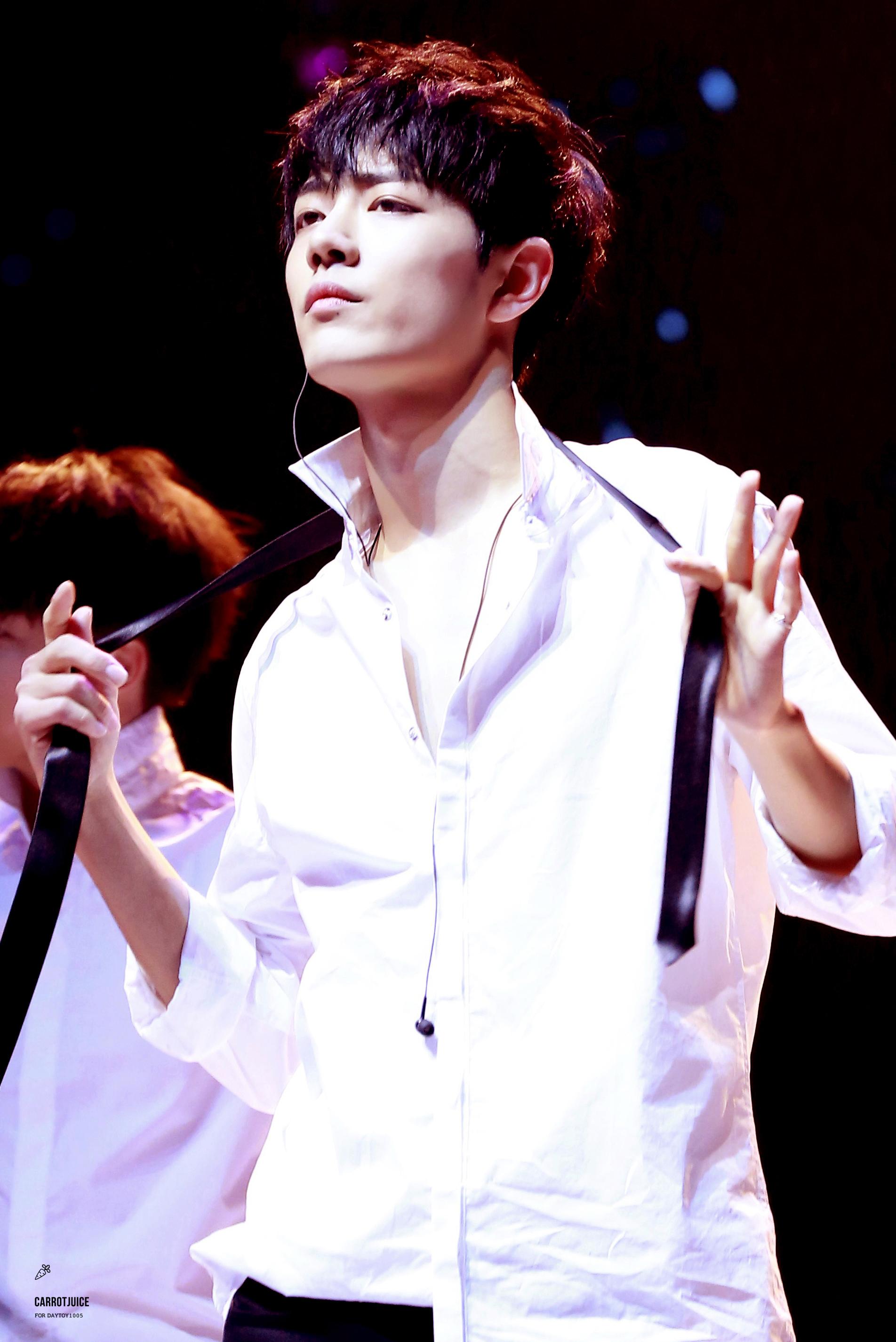 躲过了蔡徐坤的渔网装 却没有躲过肖战的白衬衣 小哥哥一旦撩起来真