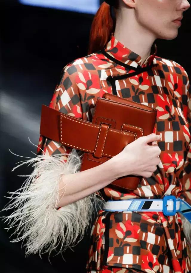 时尚秀场:prada"貌美款"包包,分分钟美哭你!