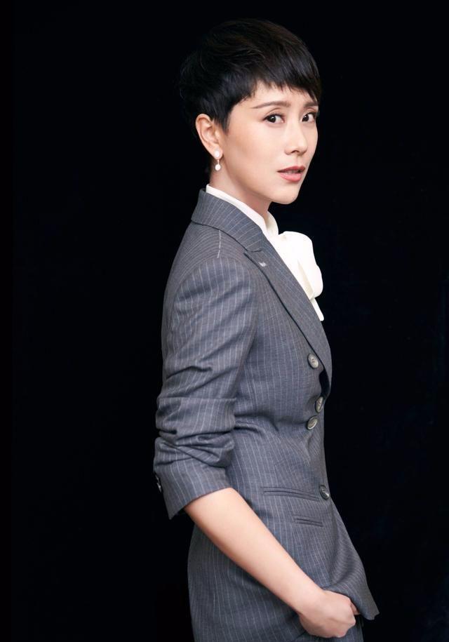 40岁海清诠释了短发女人不一样的美,穿衣风格更是成了时尚典范!