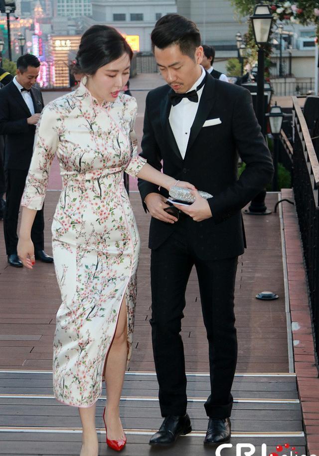 田朴珺这打扮就像民国姨太太! 和奶茶妹妹相比, 她差点啥?|田朴珺|奶茶妹妹|姨太太_新浪新闻
