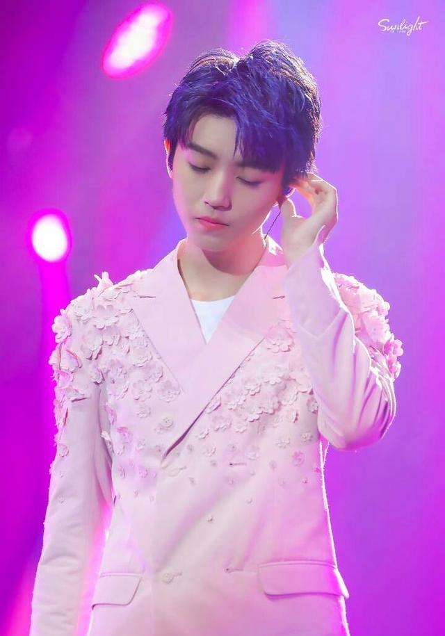 的男子也只有他了简直是漫画里走出的|粉色|四叶草|王俊凯_新浪新闻