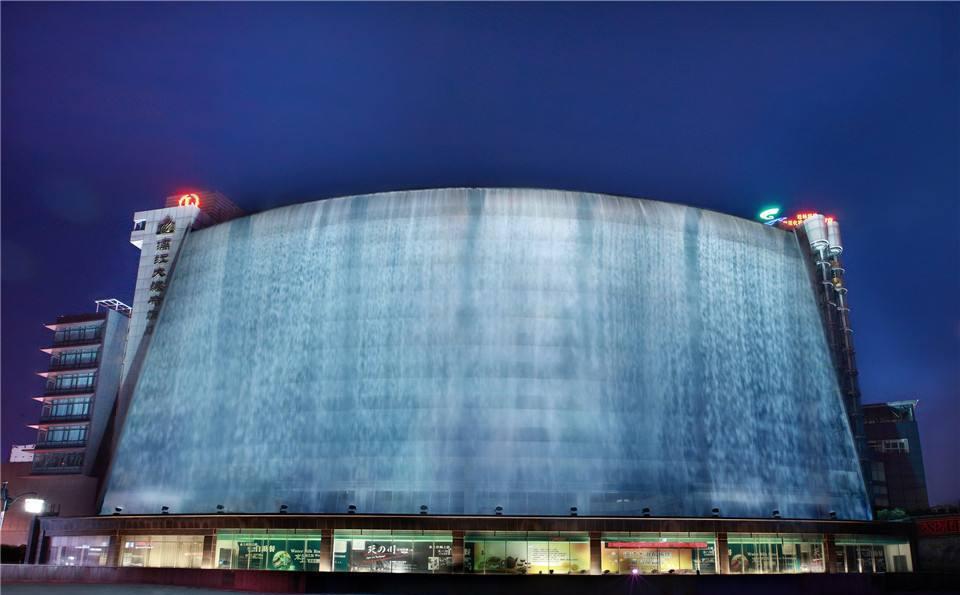 广西桂林建成全世界最大的人造瀑布, 投资约4个亿, 气势磅礴