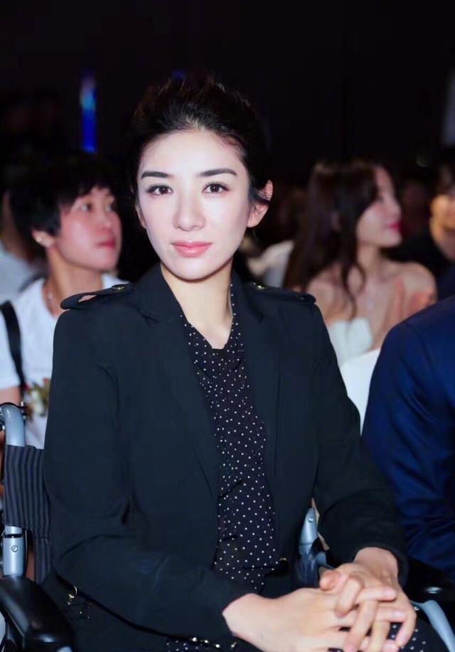 曾被两任丈夫联手欺负她很丢脸,40岁携女儿独居活出了女王范儿|黄奕