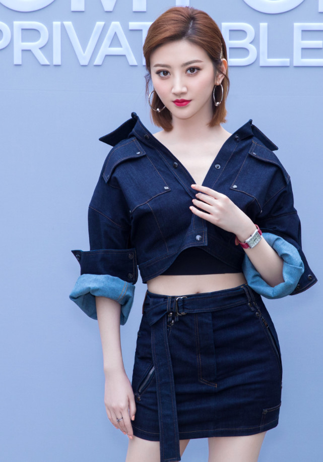 景甜穿露腰装亮相活动自信秀出小蛮腰网友恋爱中的女生更美