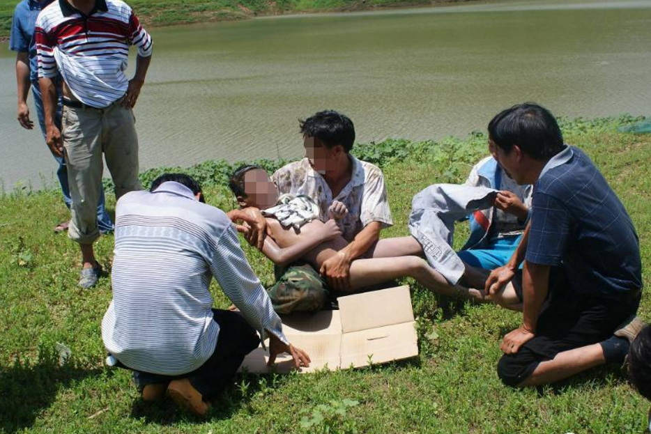 8岁儿童贪玩被淹死,爷爷觉得有"水鬼",抽干水爷爷红了眼