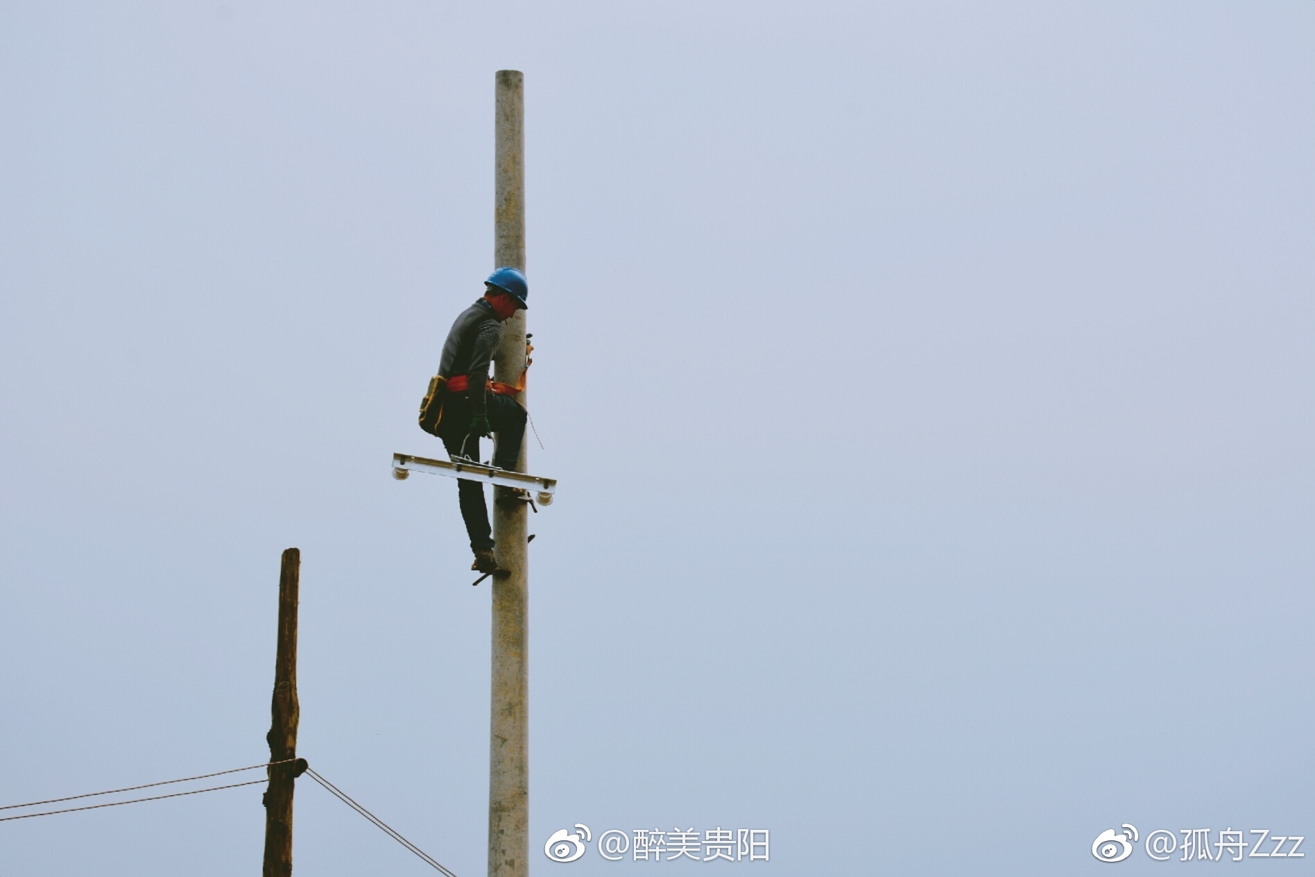 爬電杆的人 他們更是給貴州很多地方帶來光亮的人