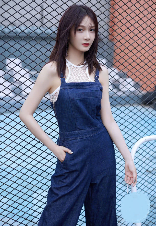 穿背带裤的潘之琳美得无死角,身材越瘦的人,穿搭才越美!