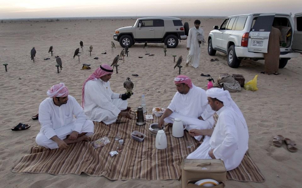 在迪拜的极度繁华之后, 这些外来劳务者却过着最劳累和贫穷的生活