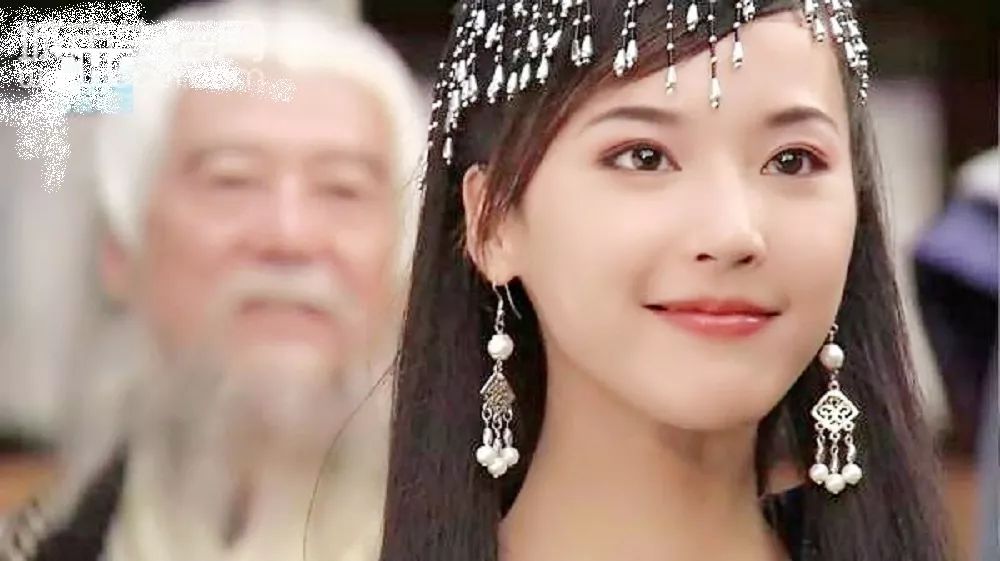 在剧中饰演妲己的姐妹"琵琶精"胡喜媚一角,虽然是配角,但是吴佳尼