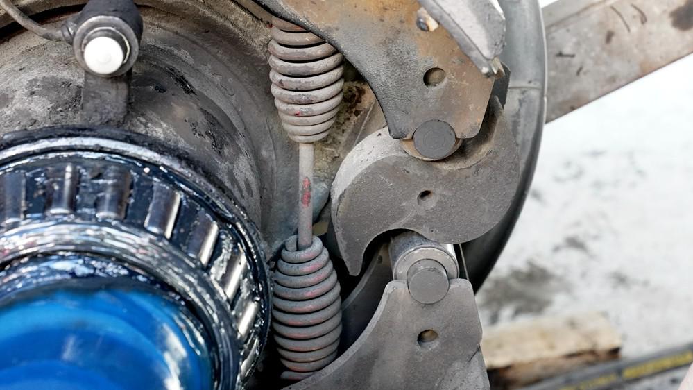 挂车制动凸轮轴磨损很危险,不及时更换很容易造成轮胎起火