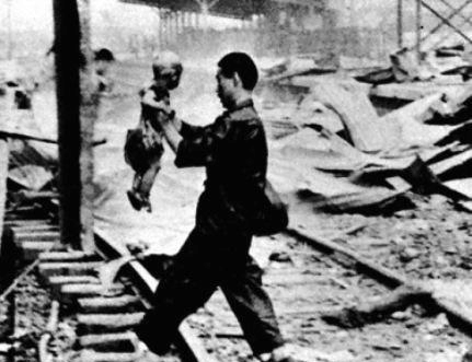 上海火车站 摄影师冒死拍下战火中的中国娃娃|中国娃娃|南站|日军