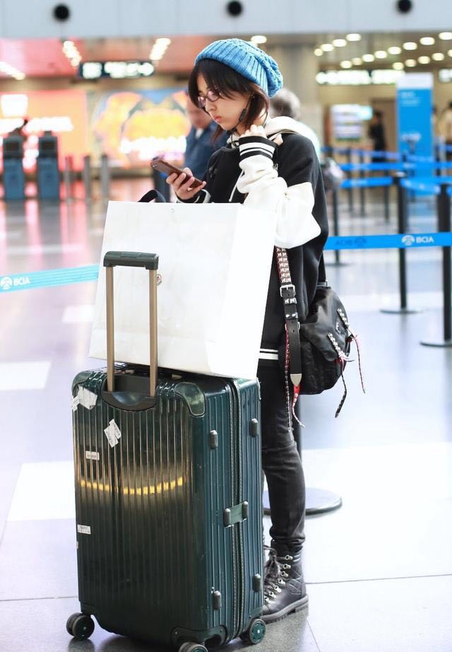 张子枫现身机场,破洞裤配皮靴变时髦,可头戴线帽提前过冬?