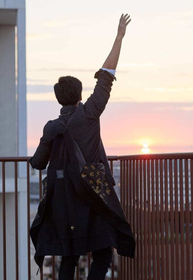 彭于晏有颜任性,换秋装却穿成55分,转身才知道原来大招在后背