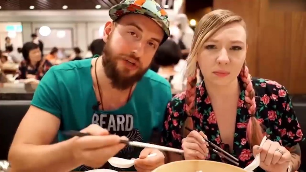 外国人品尝中国美食,吃的完全停不下来!就喜欢他们没见识的样