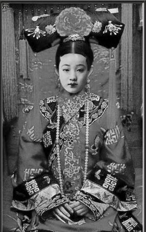 光绪帝妻子叶赫那拉·静芬再来看看那些身高记录在大范围的皇帝.