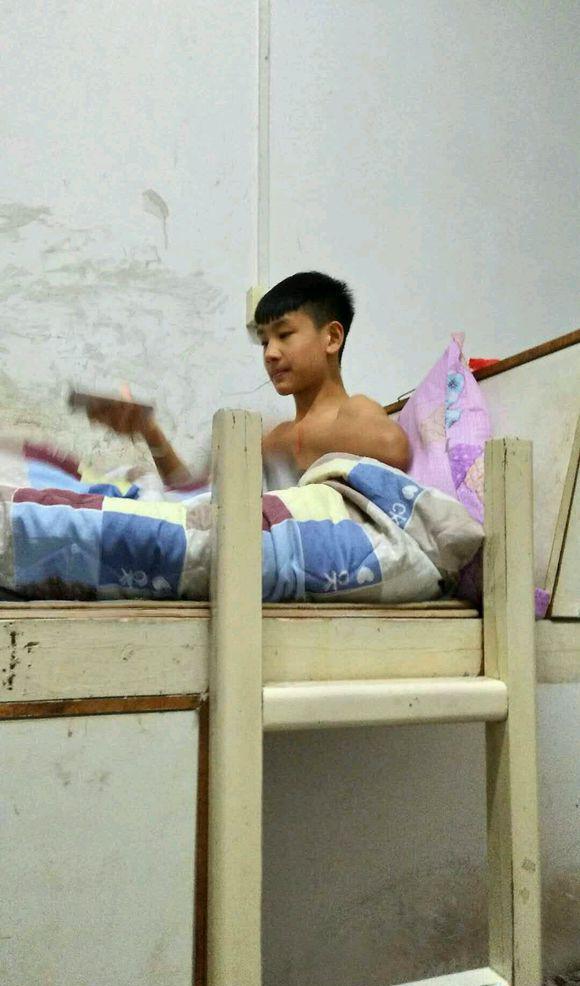 去他宿舍找他了,也不穿上衣,好害羞!