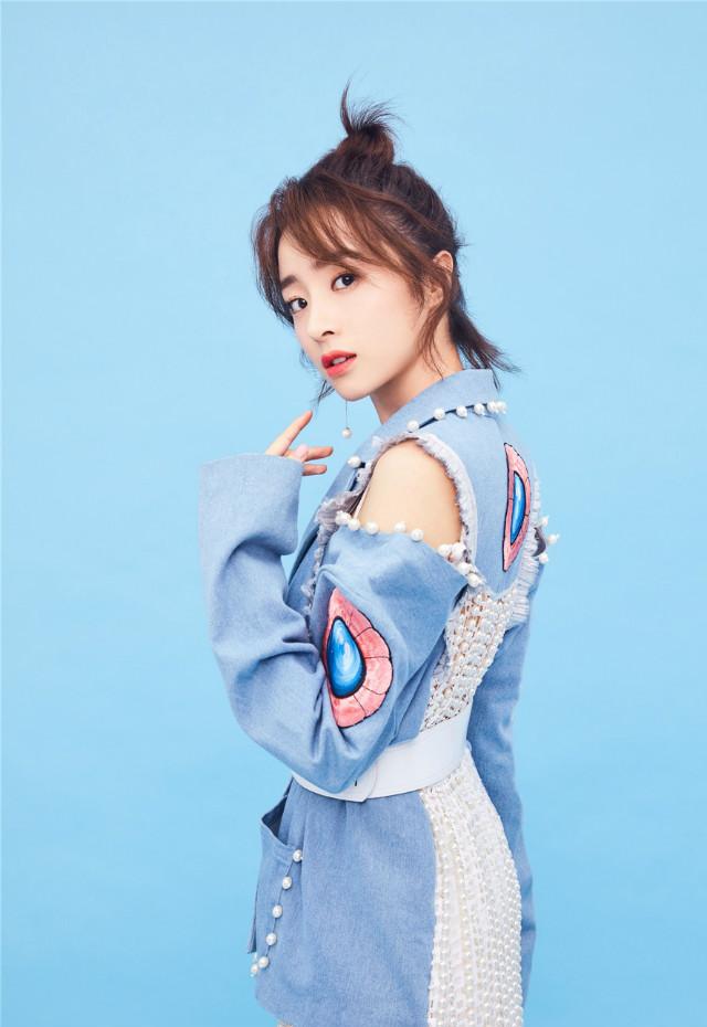 扎起丸子头的胡冰卿, 俏皮活泼惹人爱, 网友: 这也太美了吧!