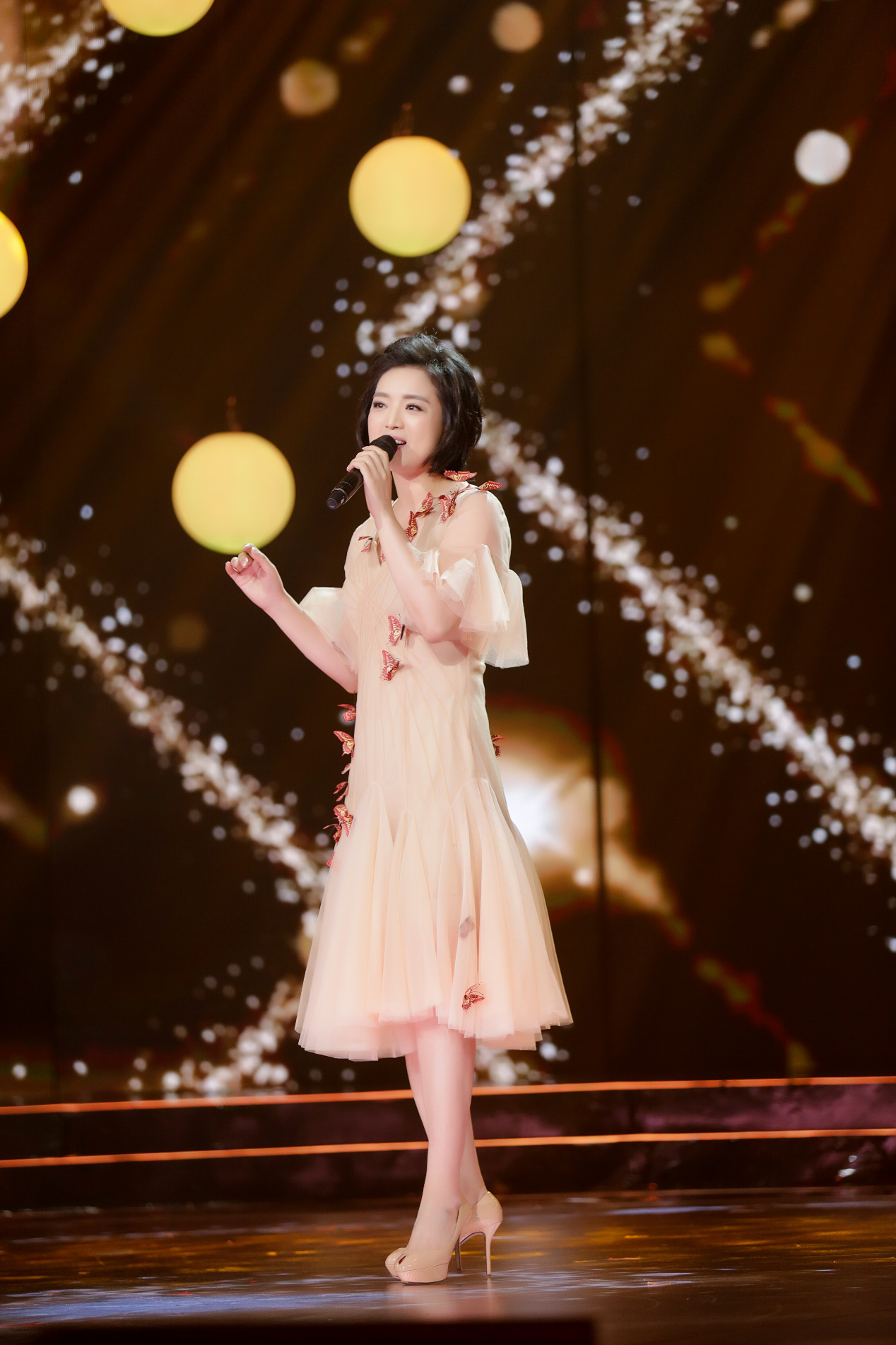 正文  9月8日,著名军旅歌手,国家一级演员白雪受邀参加cctv音乐频道