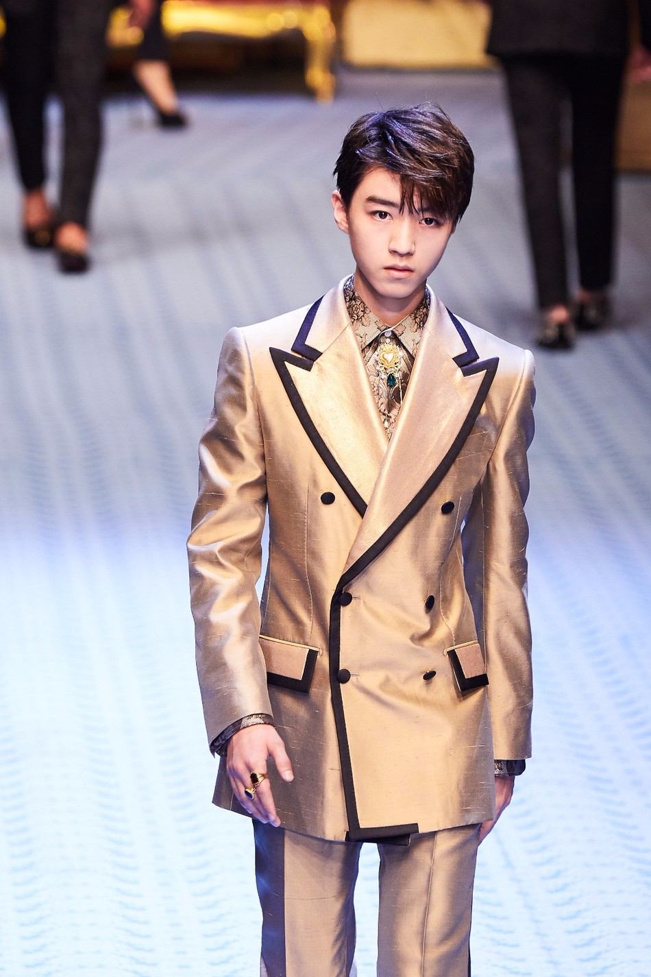王俊凯再亮相米兰时装周,变身东方最帅气王子,越来越有范了