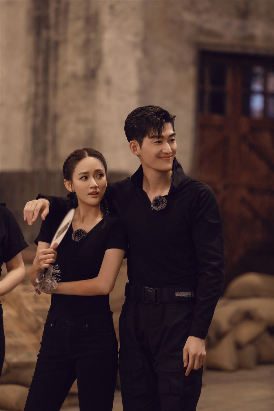 玛丽苏张翰环抱陈乔恩手把手教球恩射击网友在一起