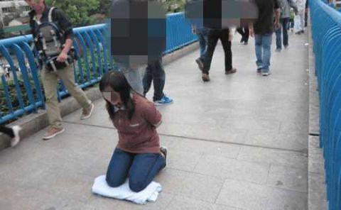 女子在天桥上跪着请求丈夫原谅,但知道原因后让人无语