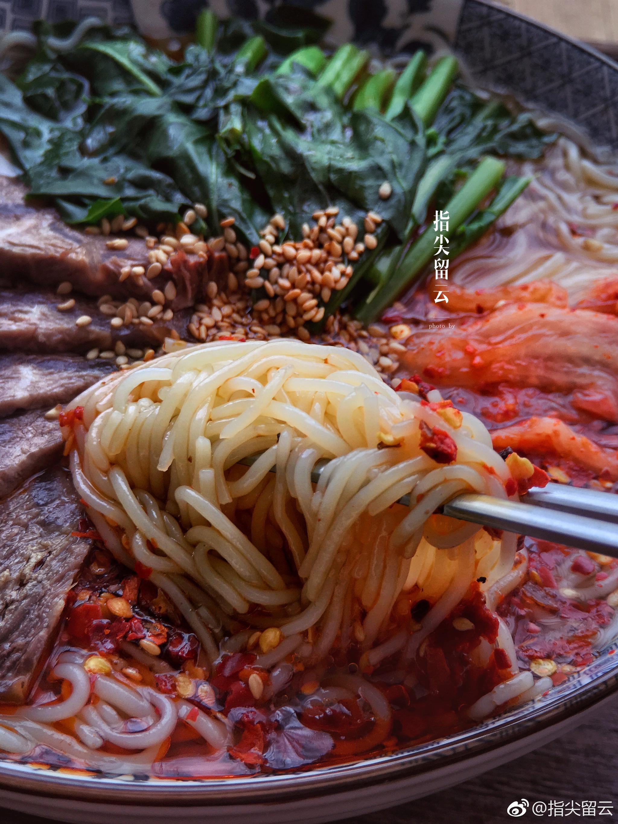 冷面,卤牛肉,泡菜,荔枝