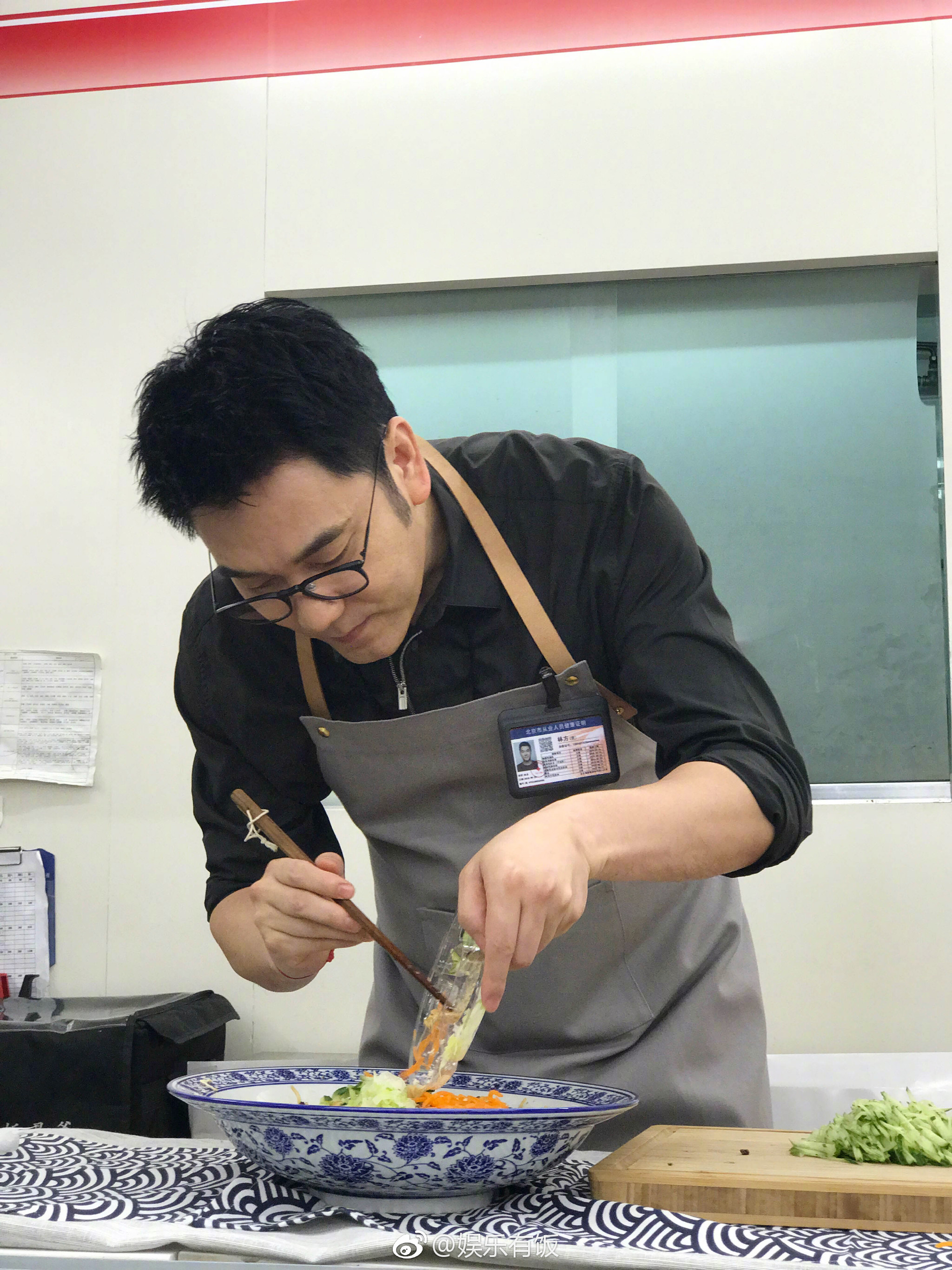 叔圈魅力升级!林依轮秀刀功做凉面